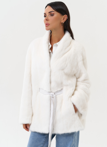 Короткая шуба из норки белого цвета