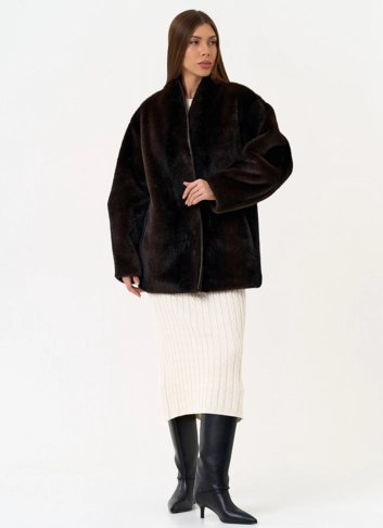 Женская шуба из эко меха коричневого цвета