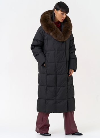Женский пуховик черного цвета с капюшоном из меха песца