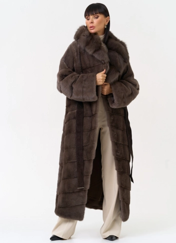 Длинная шуба из меха норки с капюшоном из меха куницы фото