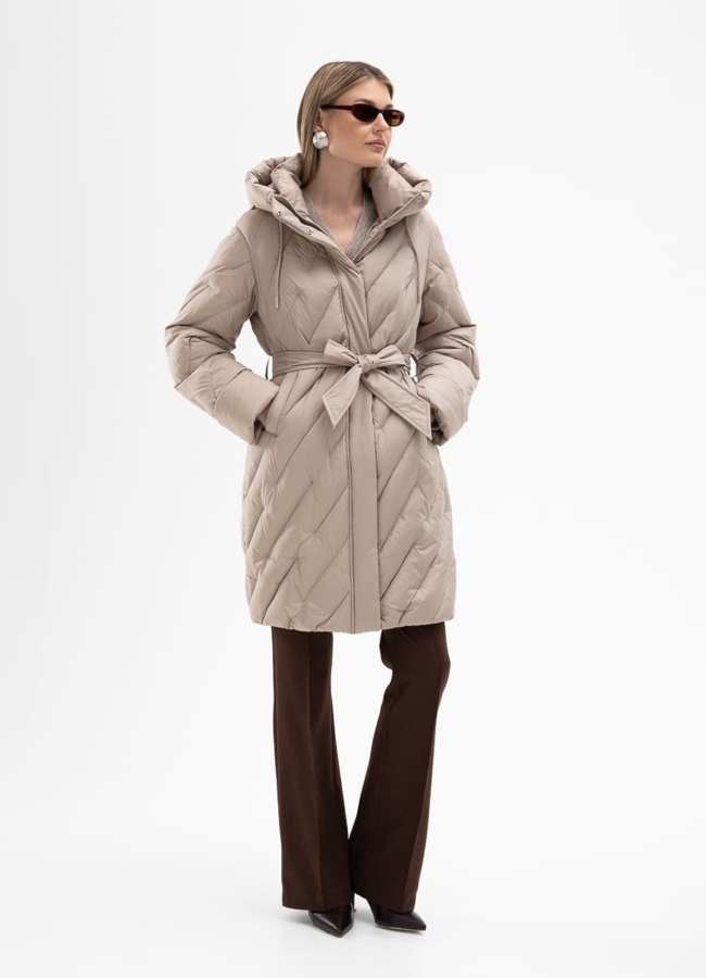 Женский пуховик бежевого цвета с капюшоном модель № 31121 в кредит