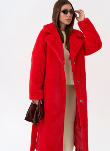 Женское пальто из эко меха с декоративными молниями