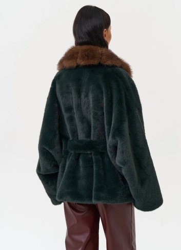 Женская куртка из эко меха с поясом