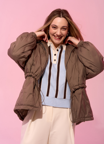 Женская куртка в коричневом цвете с капюшоном