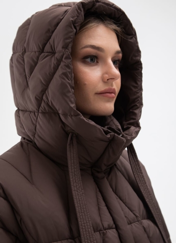 Женский пуховик коричневого цвета с капюшоном