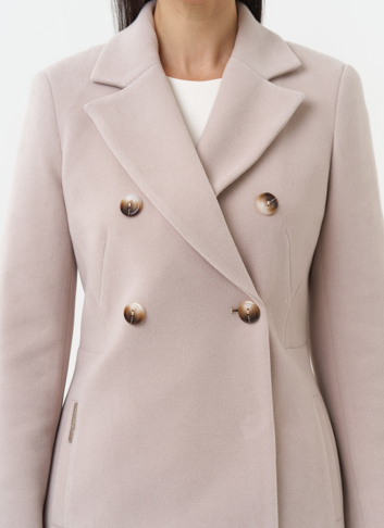 Женское двубортное пальто с поясом