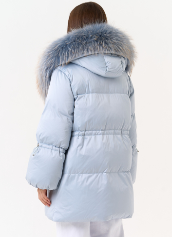 Женский пуховик голубого цвета с капюшоном из меха лисы
