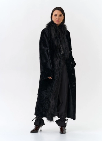 Женская дубленка с отделкой из меха лисы