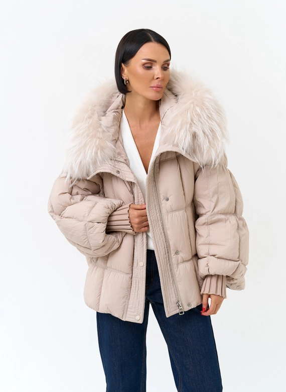 Женский пуховик с мехом енота на капюшоне фото
