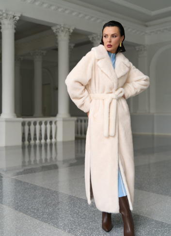 Женское пальто из эко меха молочного цвета