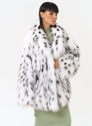 Белая шуба из меха лисы с поясом