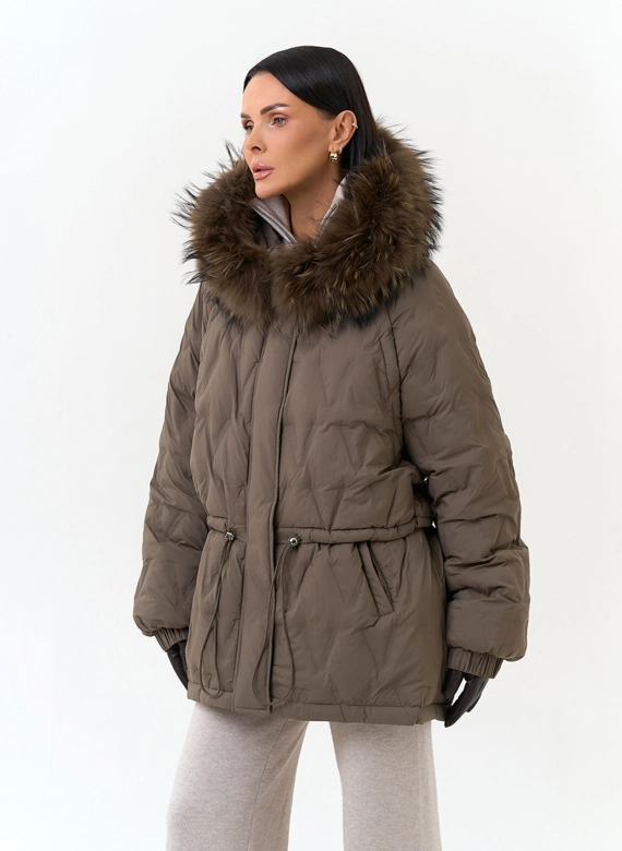 Женский пуховик с мехом енота на капюшоне фото