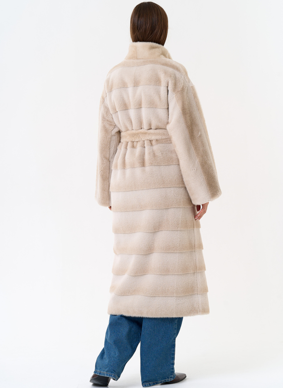 Женское пальто из эко меха с воротником стойкой