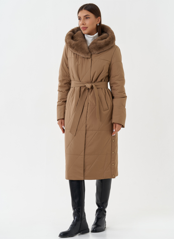 Пуховик с капюшоном из эко меха