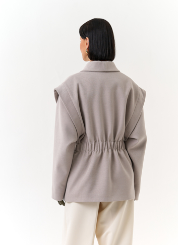 Женское укороченное пальто с акцентными плечами