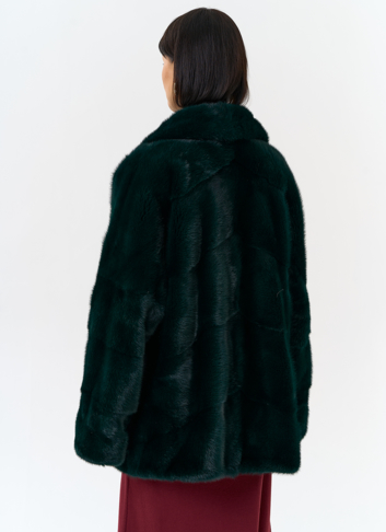 Шуба из меха норки с английским воротником в зеленом цвете