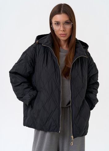 Женская куртка с капюшоном в черном цвете