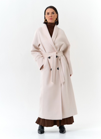 Светлое женское пальто с воротником шаль