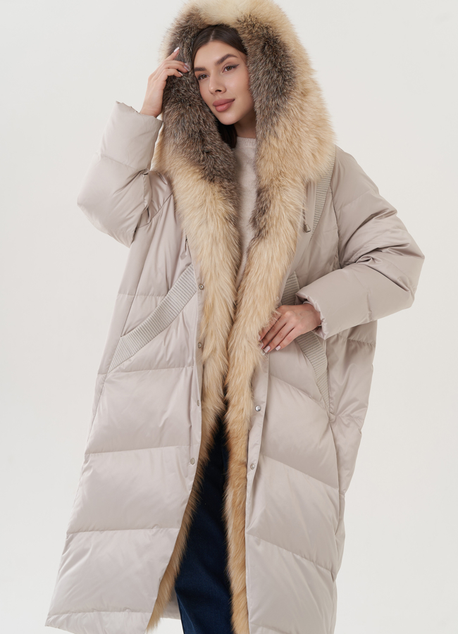 Пуховик с отделкой капюшона из меха лисы модель № 26074 универмаг малина