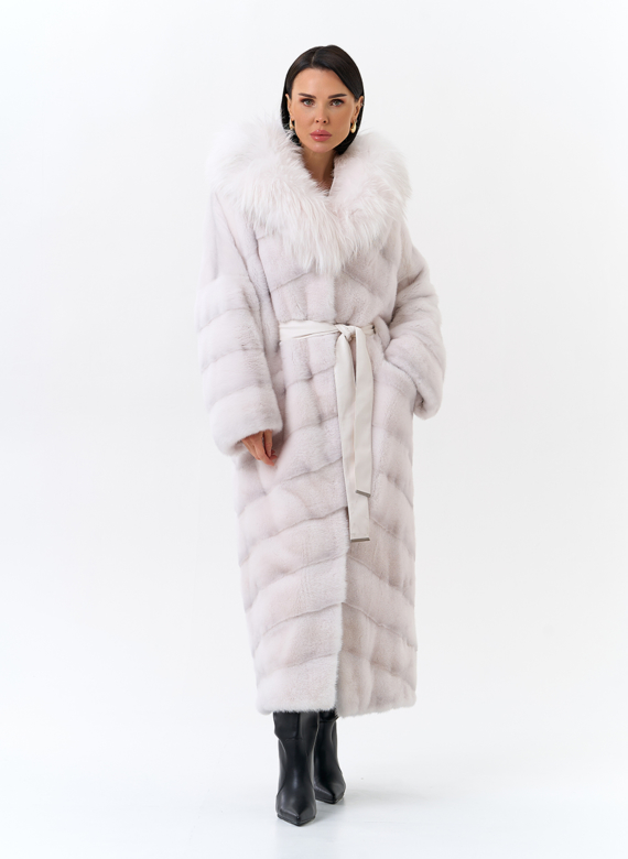 Белая шуба из меха норки с капюшоном из меха енота
